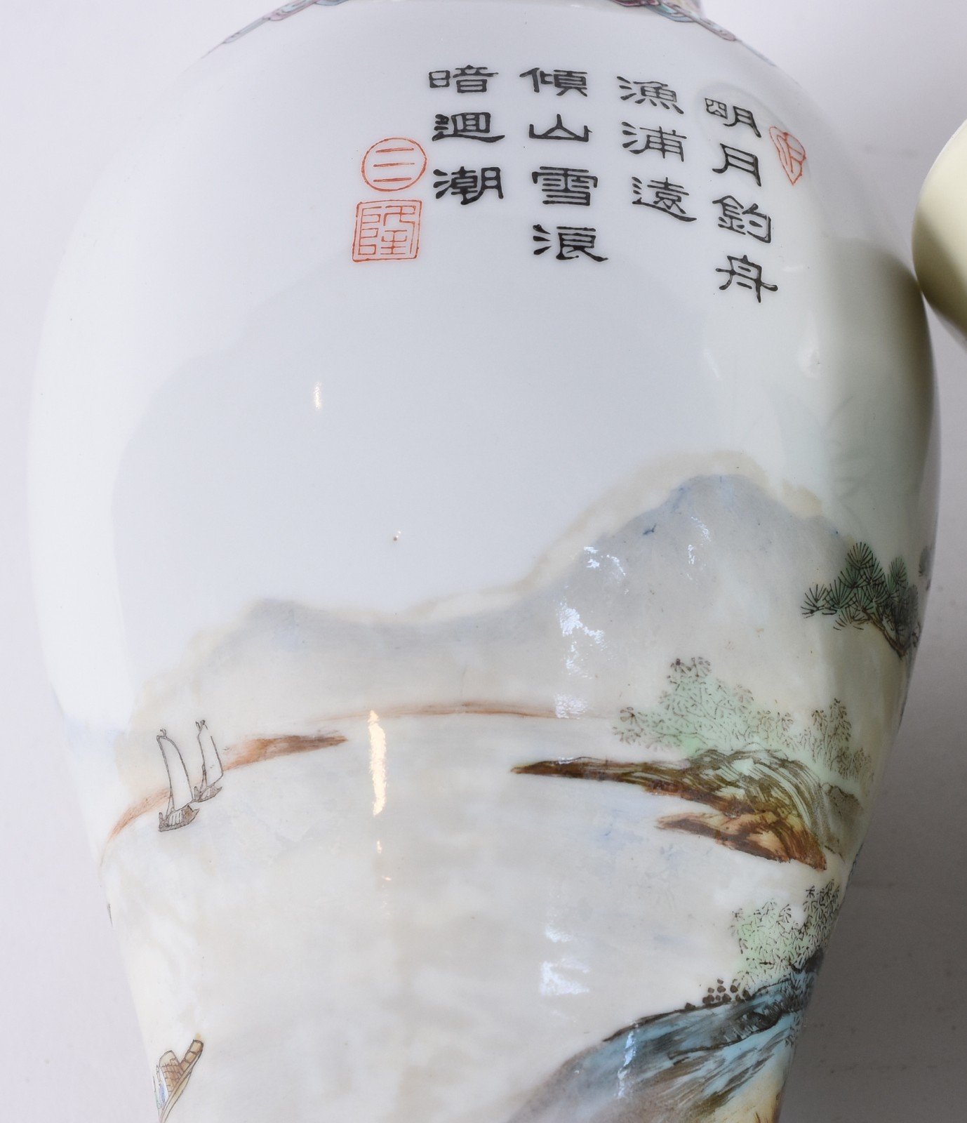 Três vasos orientais, sendo: 2 de porcelana decorados com paisagens e... - foto 5 de 7