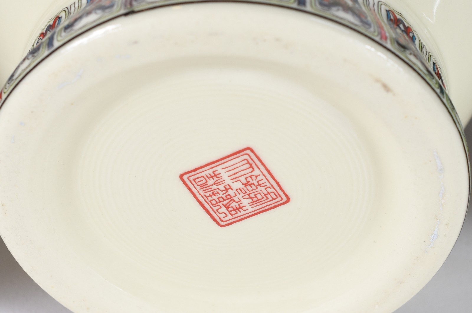 Três vasos orientais, sendo: 2 de porcelana decorados com paisagens e... - foto 6 de 7