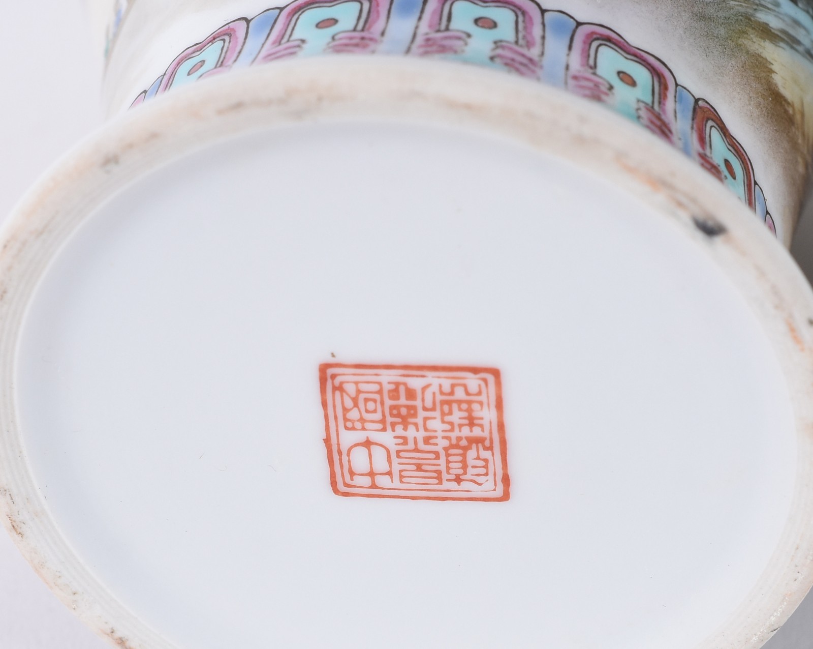 Três vasos orientais, sendo: 2 de porcelana decorados com paisagens e... - foto 7 de 7