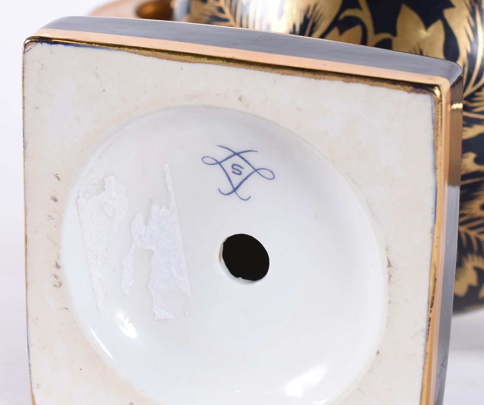 Ânfora de porcelana francesa de Sèvres na cor azul cobalto com... - foto 6 de 6