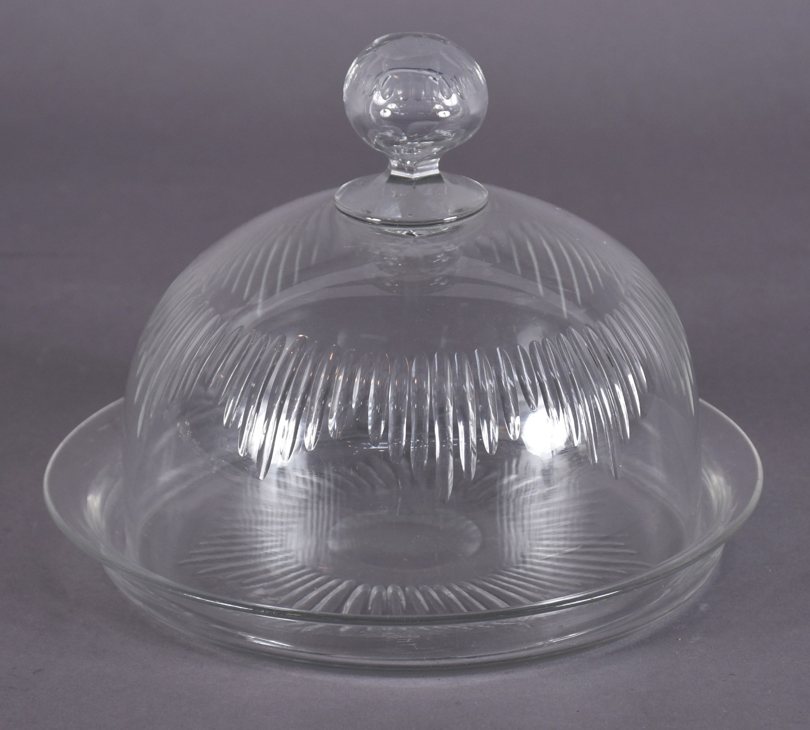 Antiga queijeira de cristal europeu com presentoir lapidado em gomos. - foto 2 de 3