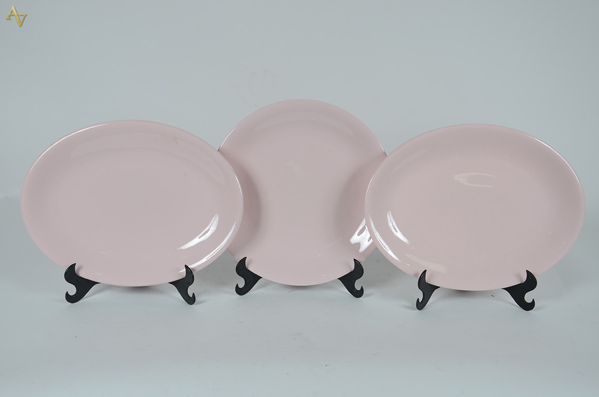 Três travessas em porcelana WEDGWOOD na cor rosa, sendo: duas ovais (...