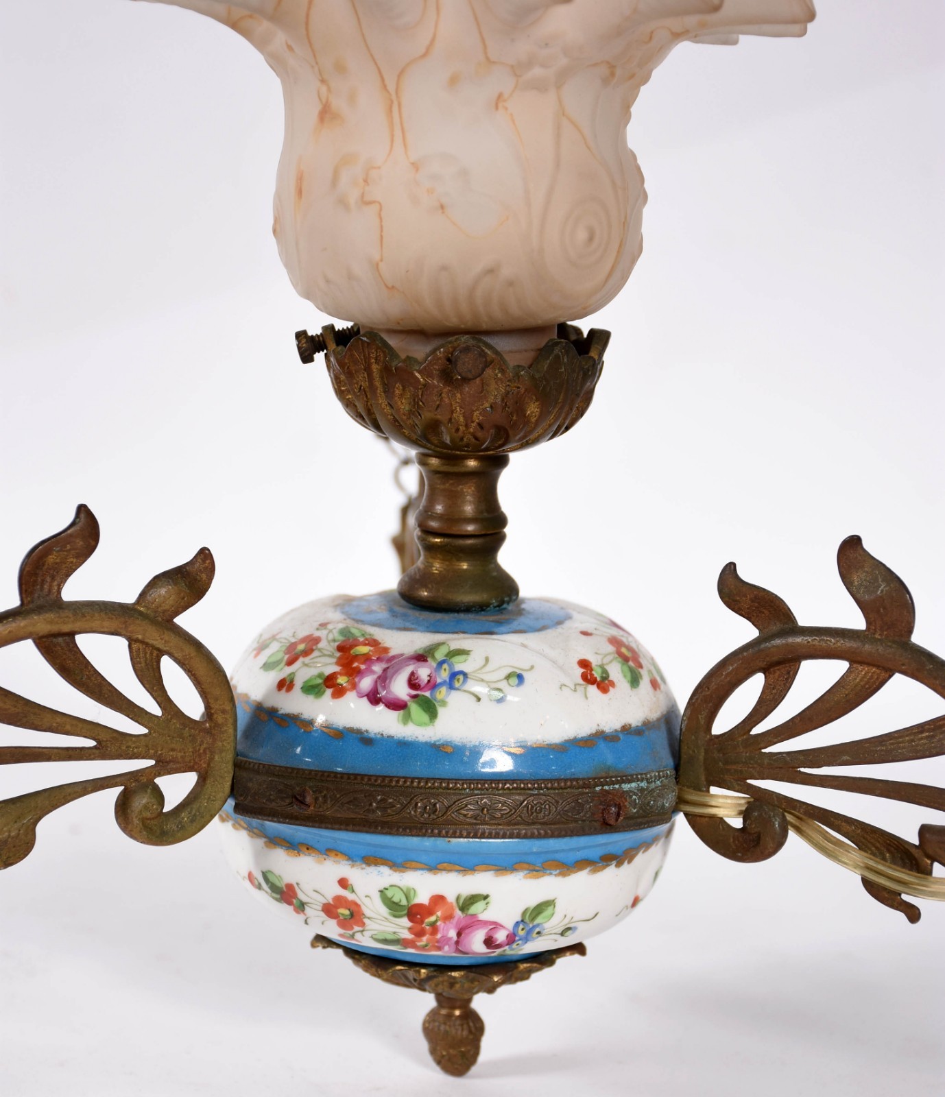 Lustre com detalhes em porcelana francesa e detalhes em metal dourado... - foto 2 de 2