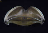 SEGUSO. BOWL em vidro de murano de formato tria... - SEGUSO. BOWL em vidro de murano de formato triangular, fartamente decorado com avventurine de ouro. Alt. 6 cm. Anos 50-60