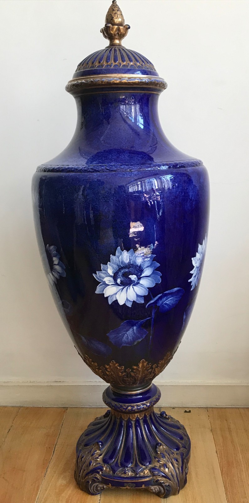 Jarrão europeu de faiança azul floral com detalhes dourados. Marcas... - foto 5 de 10
