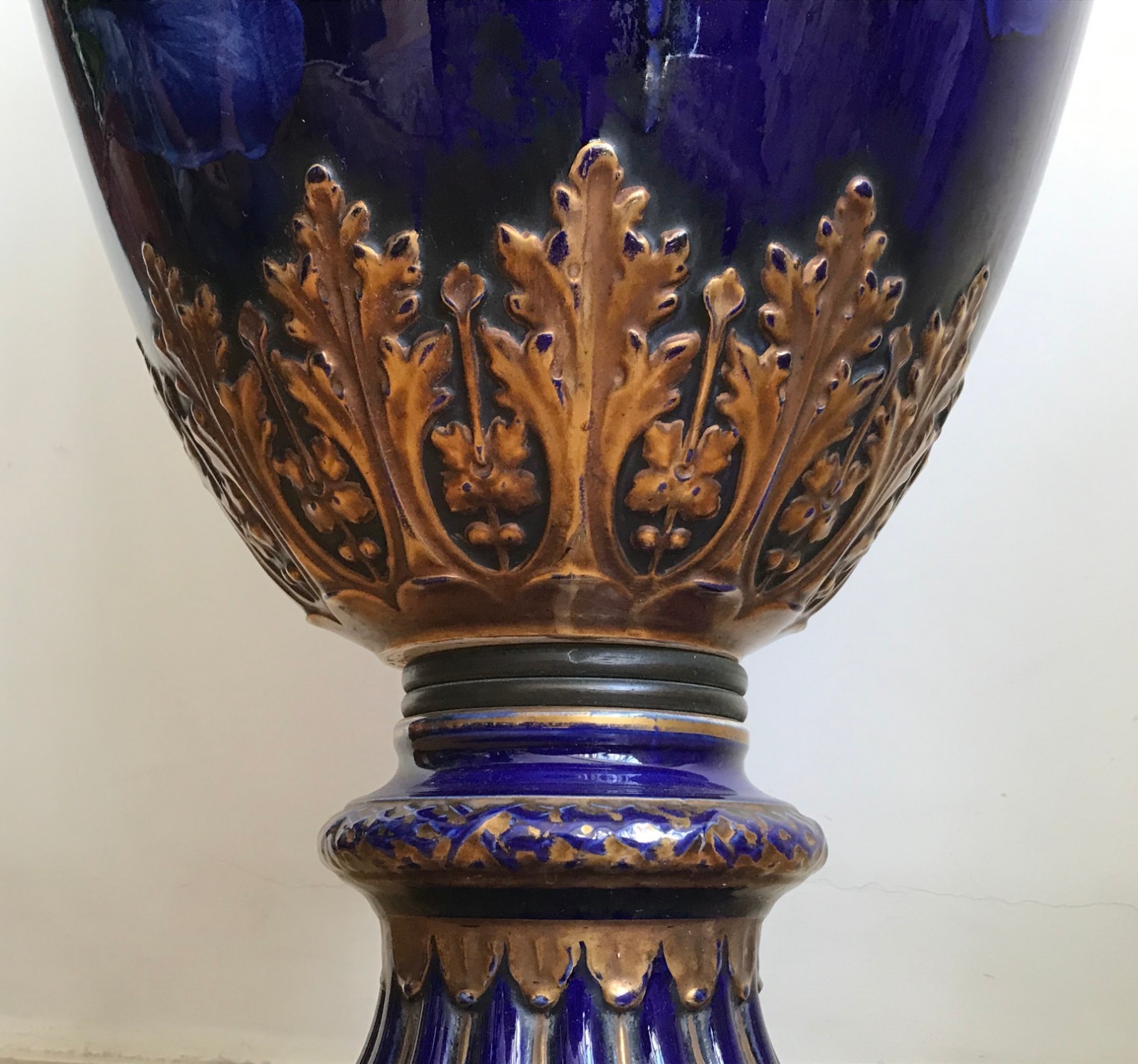 Jarrão europeu de faiança azul floral com detalhes dourados. Marcas... - foto 7 de 10