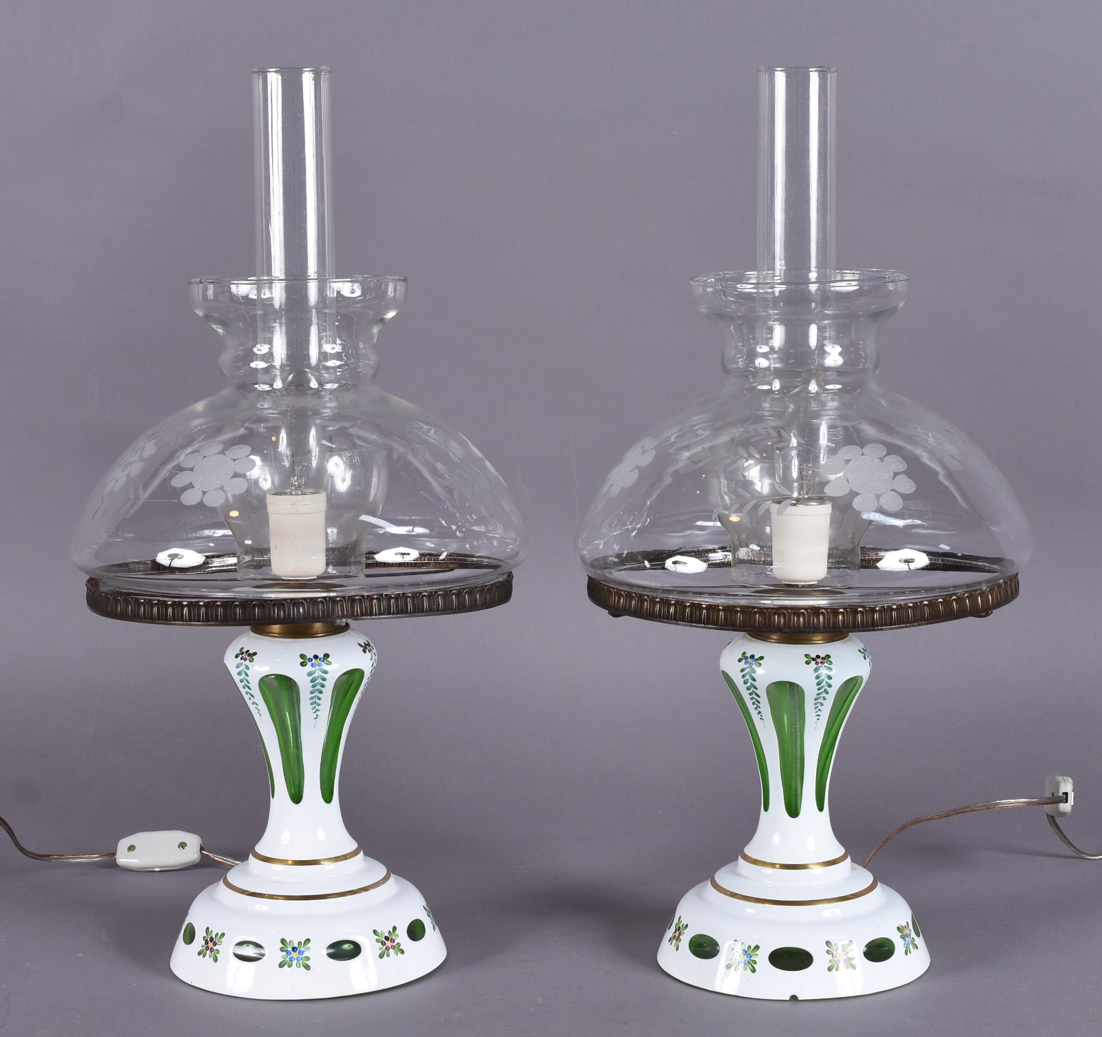 Par de luminárias com bases em cristal overlay verde e branco... - foto 1 de 4