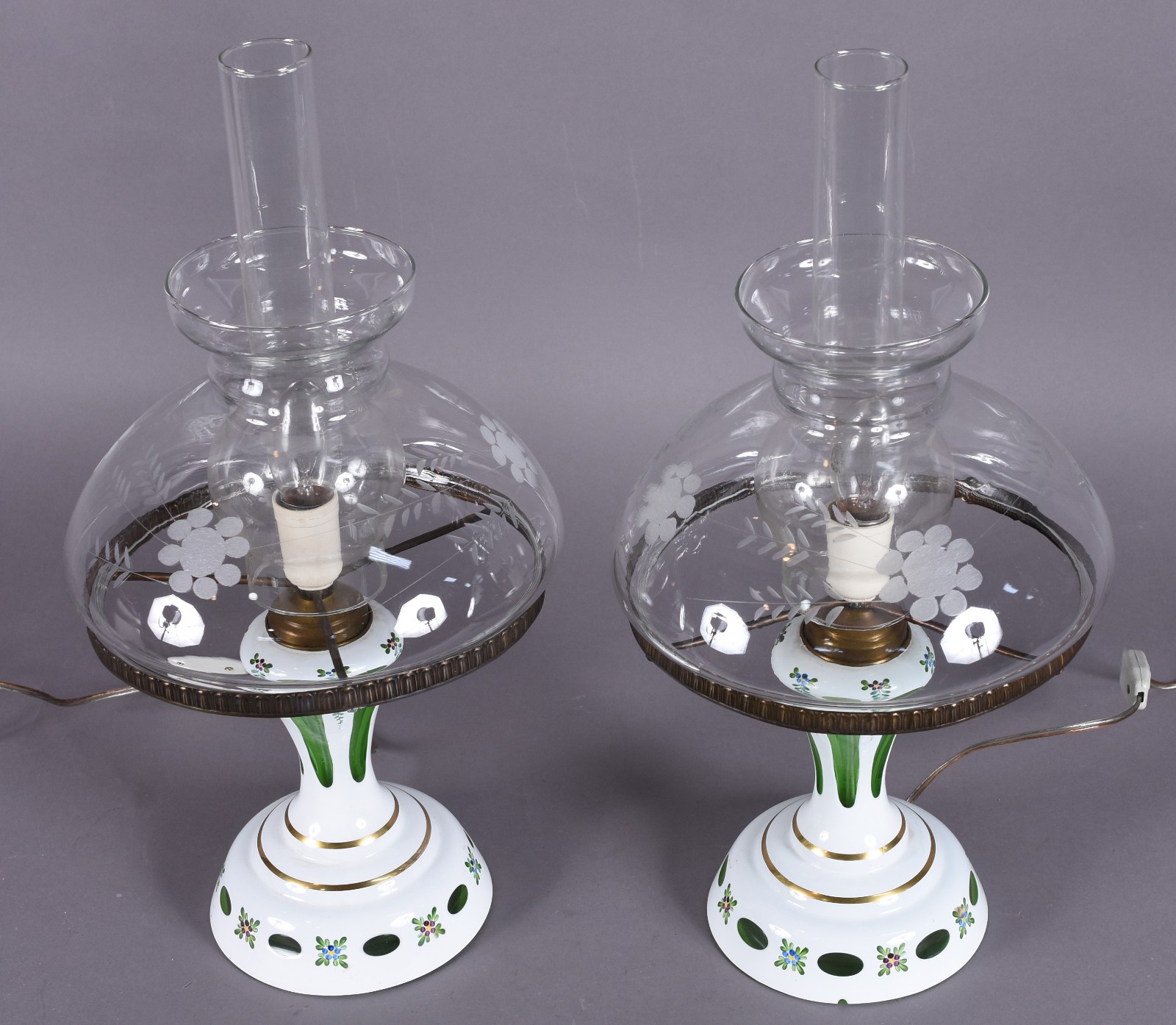 Par de luminárias com bases em cristal overlay verde e branco... - foto 2 de 4