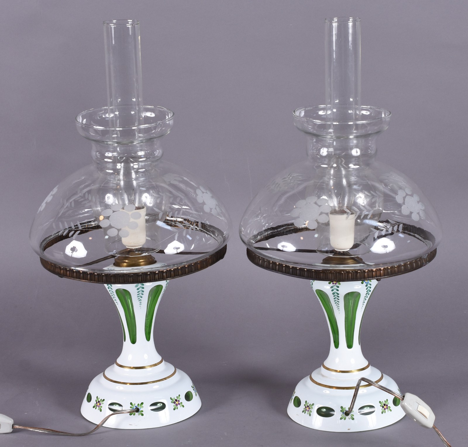 Par de luminárias com bases em cristal overlay verde e branco... - foto 3 de 4