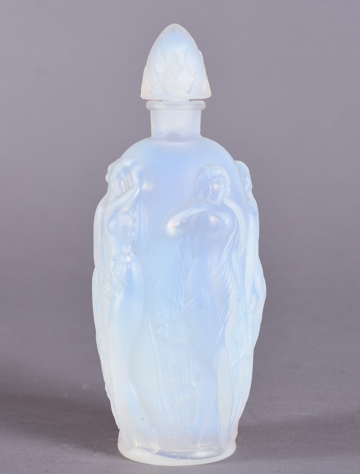 Perfumeiro de cristal opalescente com ninfas em relevo, pequeno... - foto 1 de 5