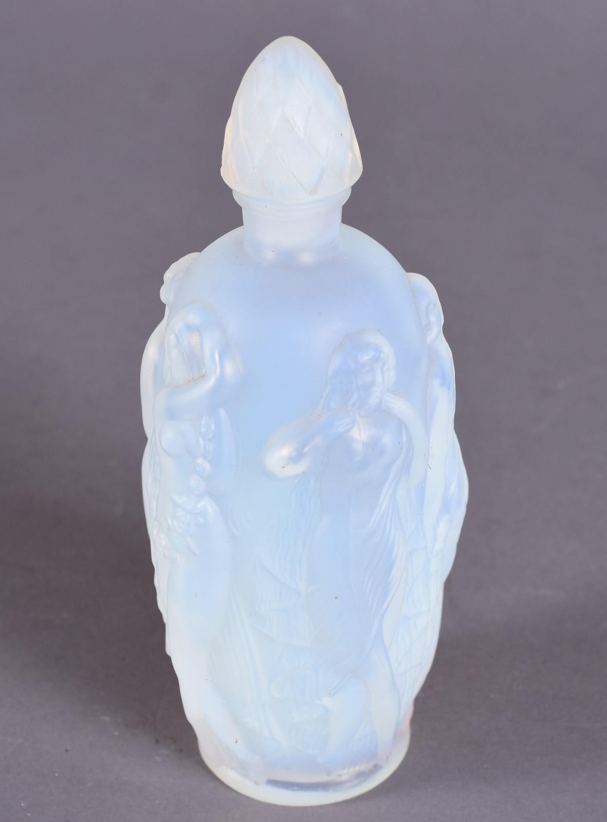 Perfumeiro de cristal opalescente com ninfas em relevo, pequeno... - foto 2 de 5