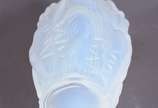 SABINO ( France).,  - Perfumeiro de cristal opalescente com ninfas em relevo, pequeno bicado na parte interna da tampa. Assinado na base.