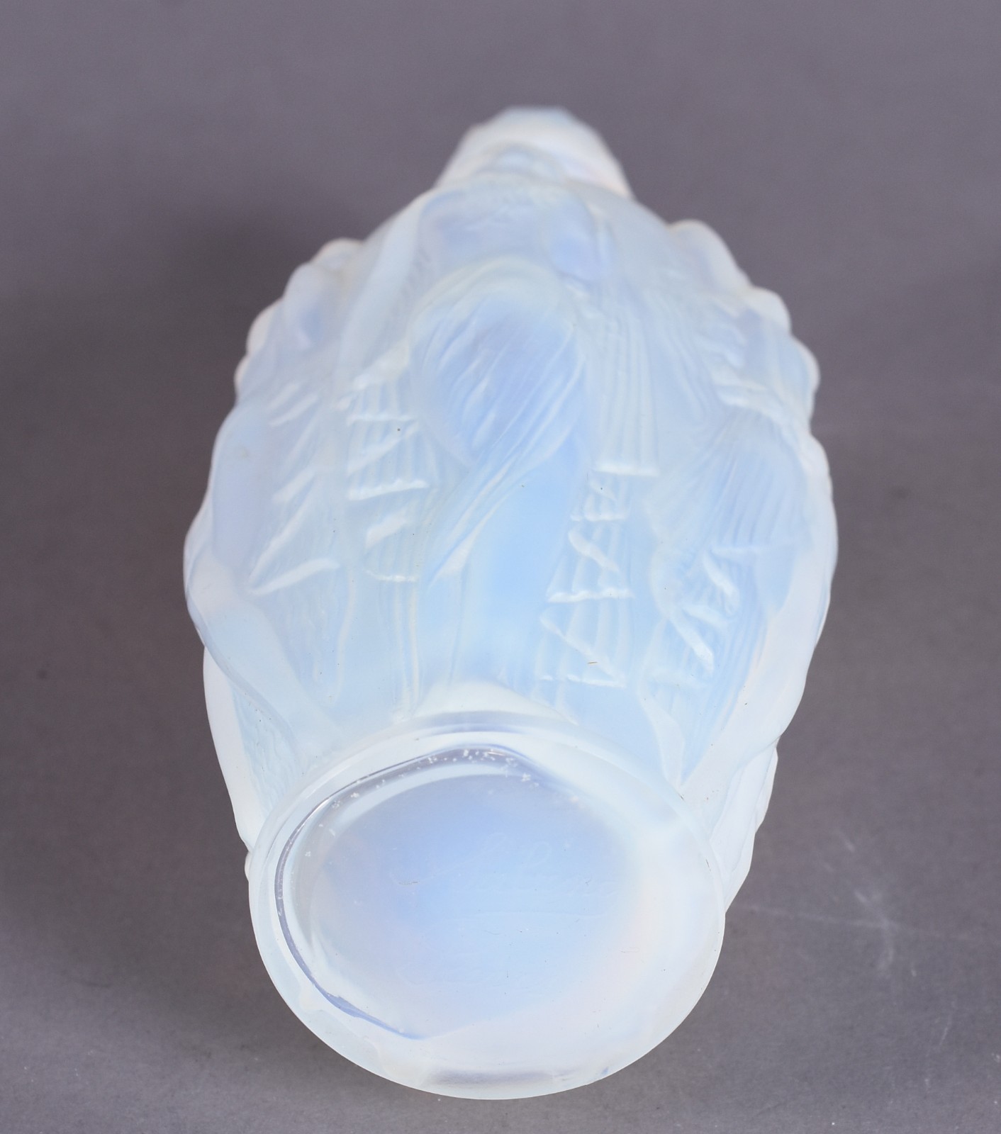 Perfumeiro de cristal opalescente com ninfas em relevo, pequeno... - foto 4 de 5