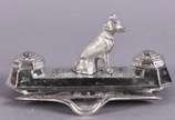 Tinteiro de metal prateado argentino com figura... - Tinteiro de metal prateado argentino com figura de cachorro.