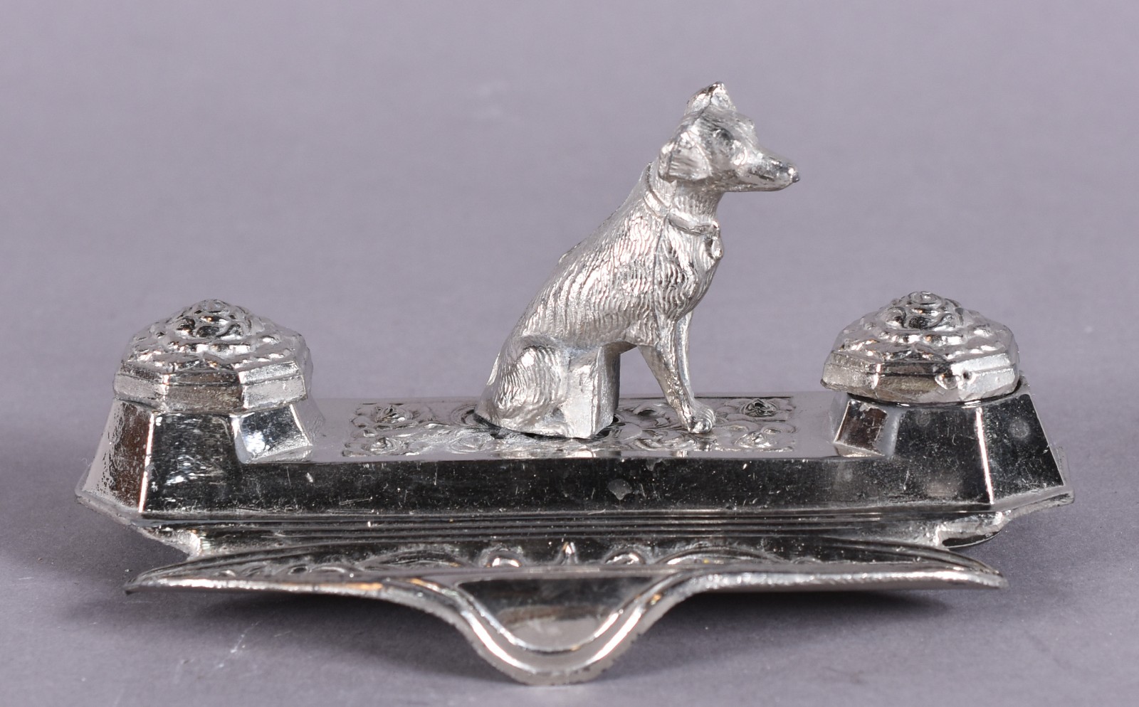 Tinteiro de metal prateado argentino com figura de cachorro. - foto 1 de 6
