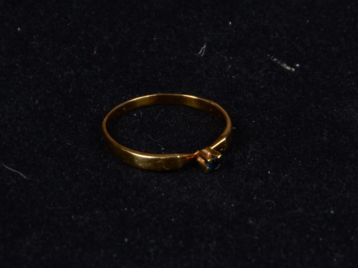 Anel de ouro 18k c/ esmeralda. Peso: 2,2 g