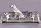 Tinteiro de metal prateado argentino com figura... - Tinteiro de metal prateado argentino com figura de cachorro.