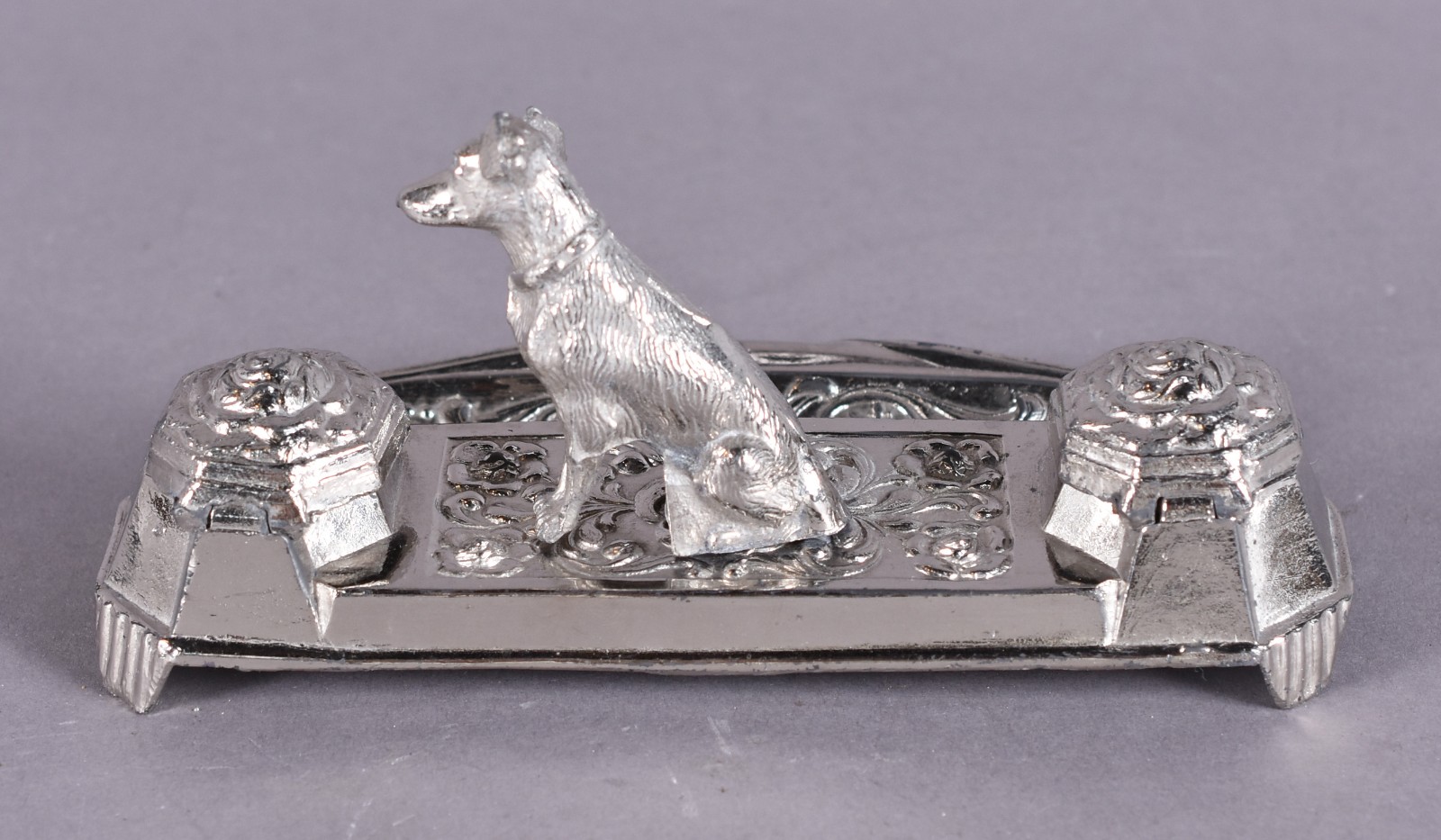 Tinteiro de metal prateado argentino com figura de cachorro. - foto 4 de 6
