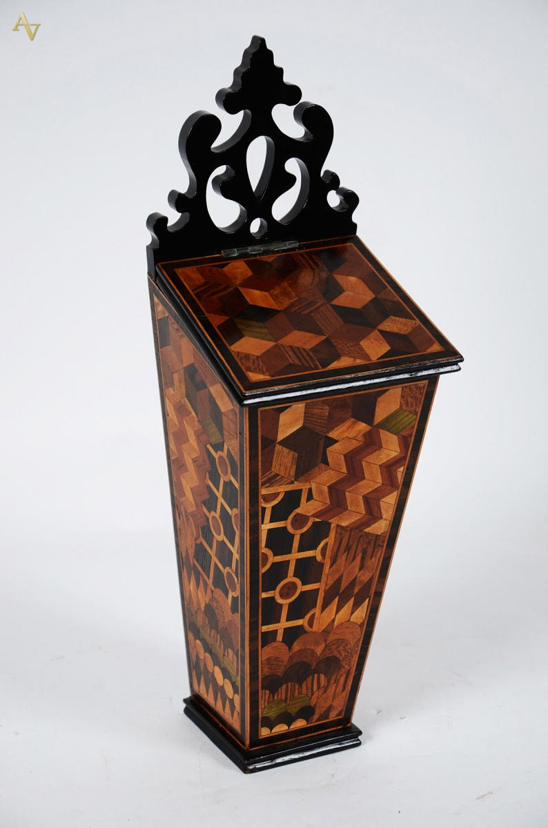 Caixa para velas inglesa, formato quadrangular, ornamentada em rica...