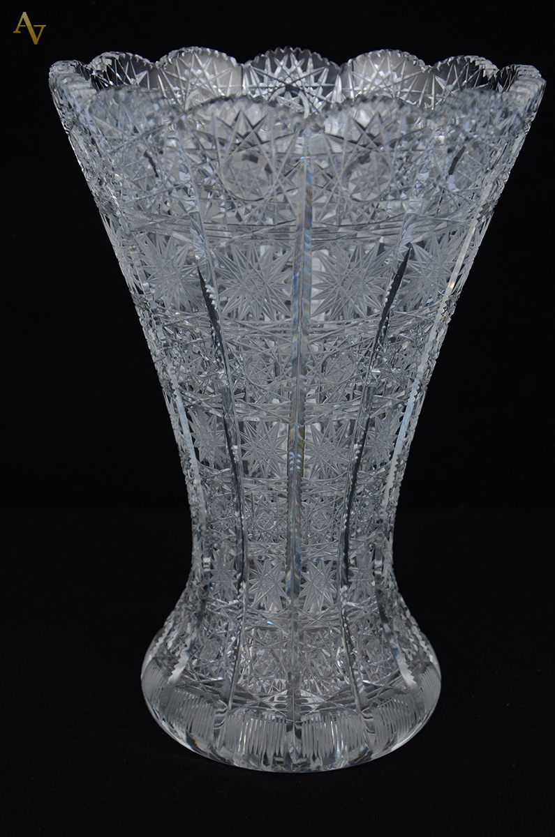 Vaso em cristal tcheco ricamente lapidado. Alt. 26 cm