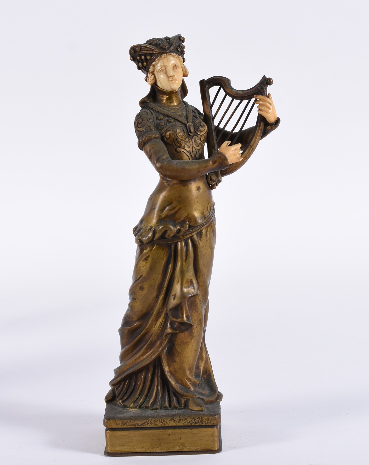 Figura feminina com harpa - foto 1 de 6