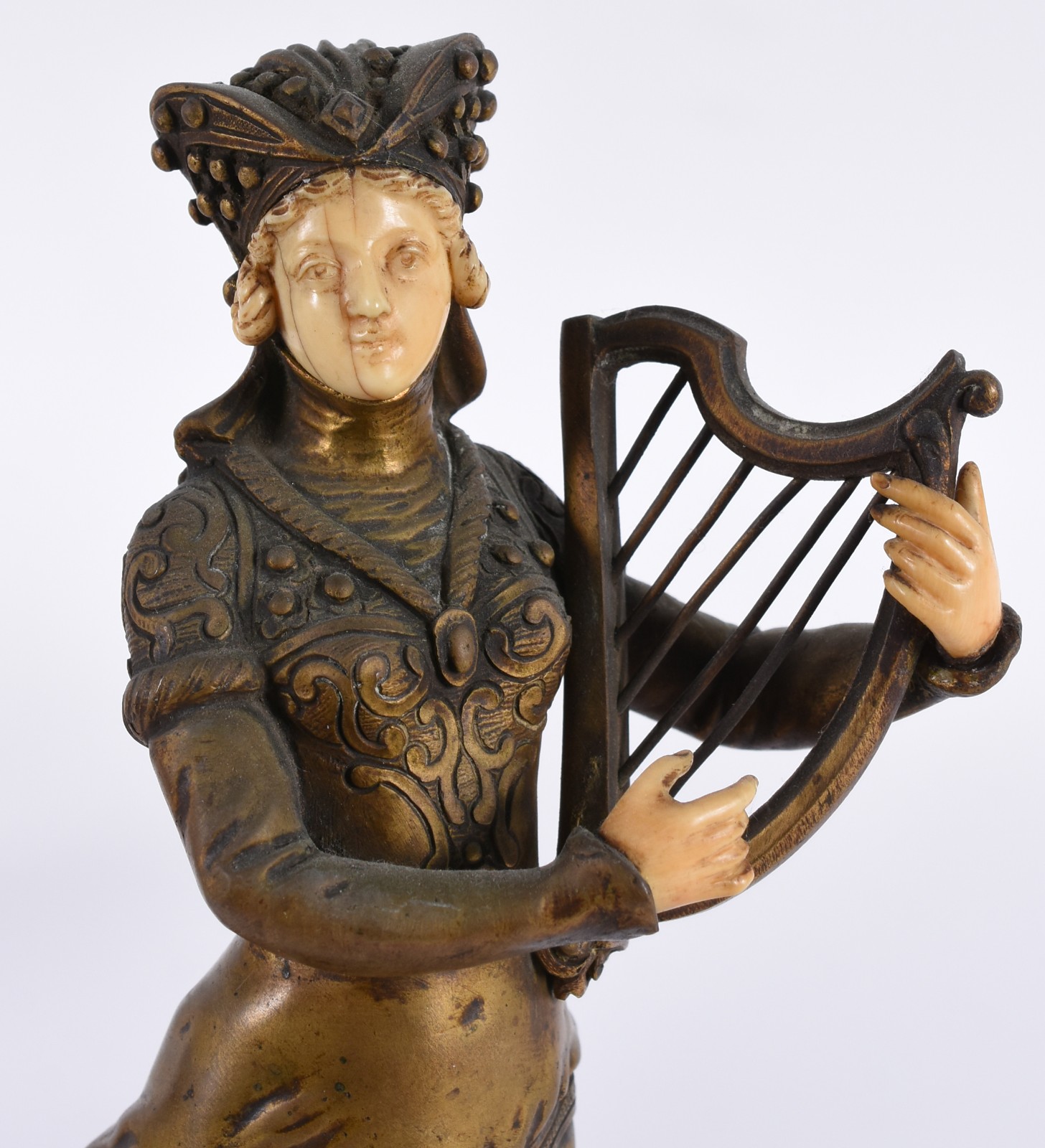 Figura feminina com harpa - foto 2 de 6
