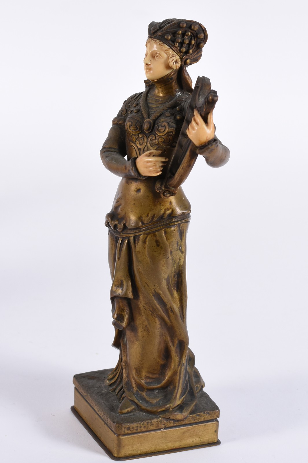 Figura feminina com harpa - foto 3 de 6