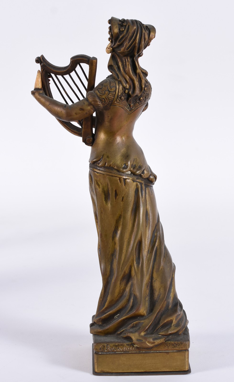 Figura feminina com harpa - foto 4 de 6