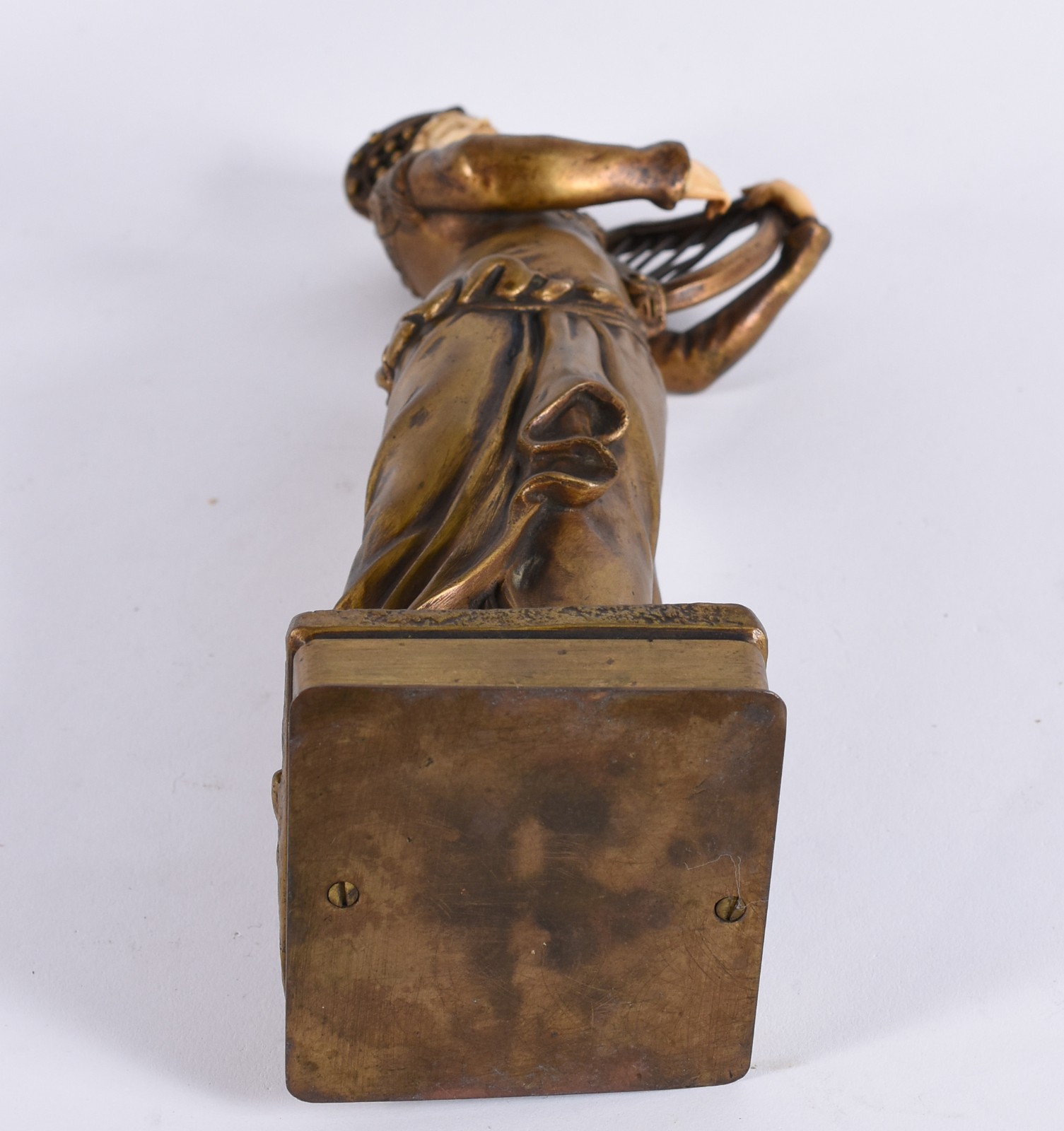 Figura feminina com harpa - foto 6 de 6