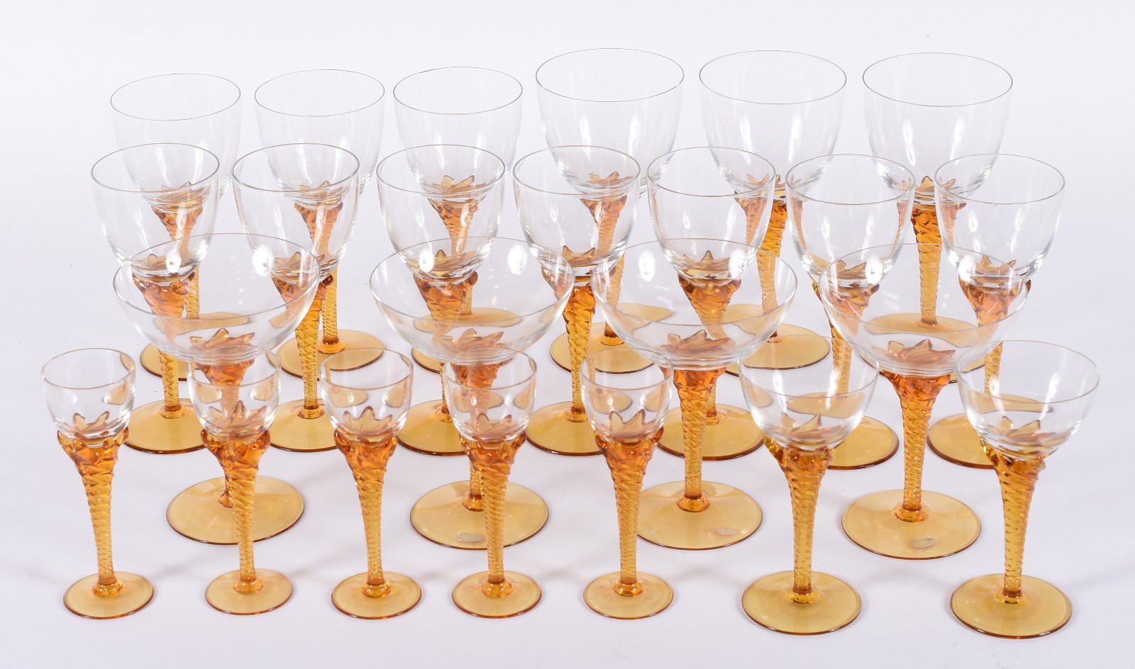 Serviço de taças de cristal tcheco composto de: 4 para champagne, 3... - foto 2 de 7