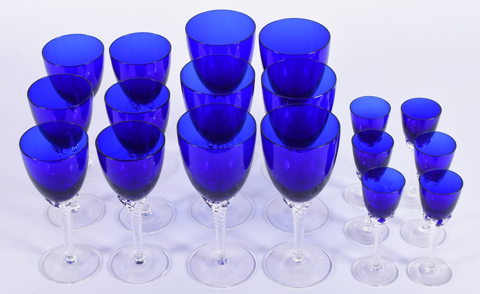 Serviço de taças de vidro azul, composto de: 6 para vinho tinto, 6... - foto 1 de 5