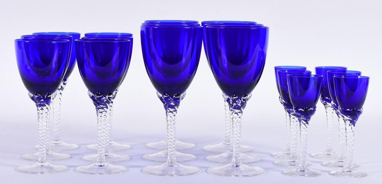 Serviço de taças de vidro azul, composto de: 6 para vinho tinto, 6... - foto 2 de 5