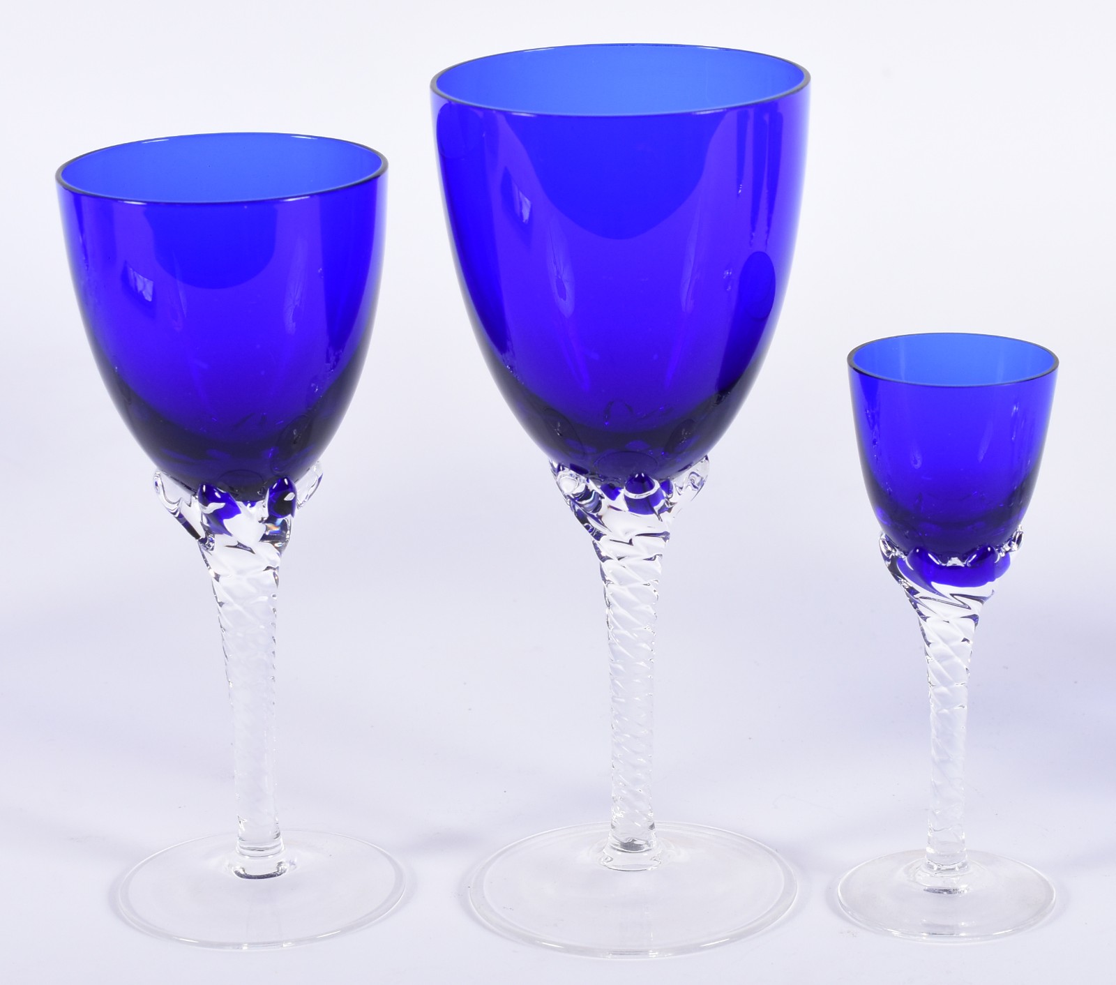 Serviço de taças de vidro azul, composto de: 6 para vinho tinto, 6... - foto 3 de 5