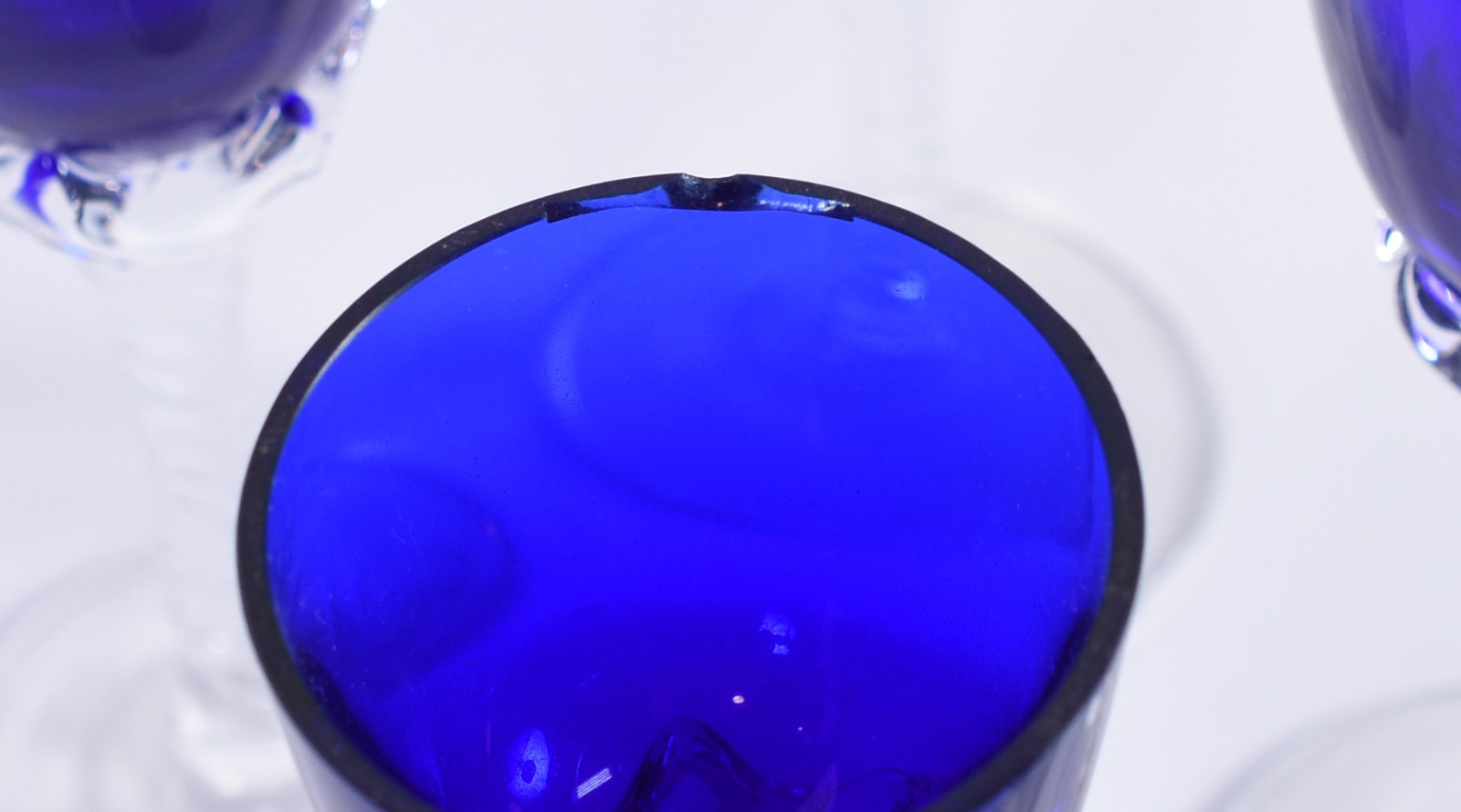 Serviço de taças de vidro azul, composto de: 6 para vinho tinto, 6... - foto 5 de 5