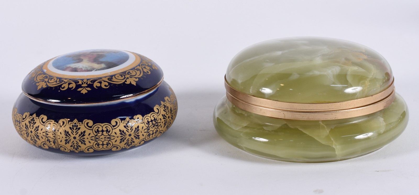 Dois pequenos portas joias, sendo um de porcelana Limoges na cor azul... - foto 1 de 6