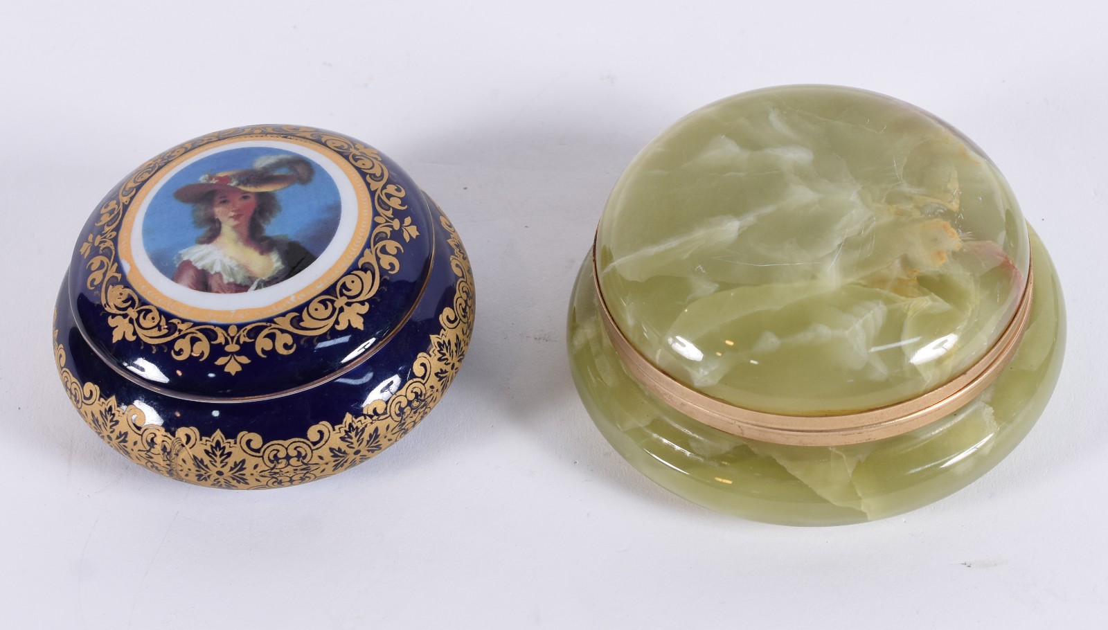Dois pequenos portas joias, sendo um de porcelana Limoges na cor azul... - foto 2 de 6