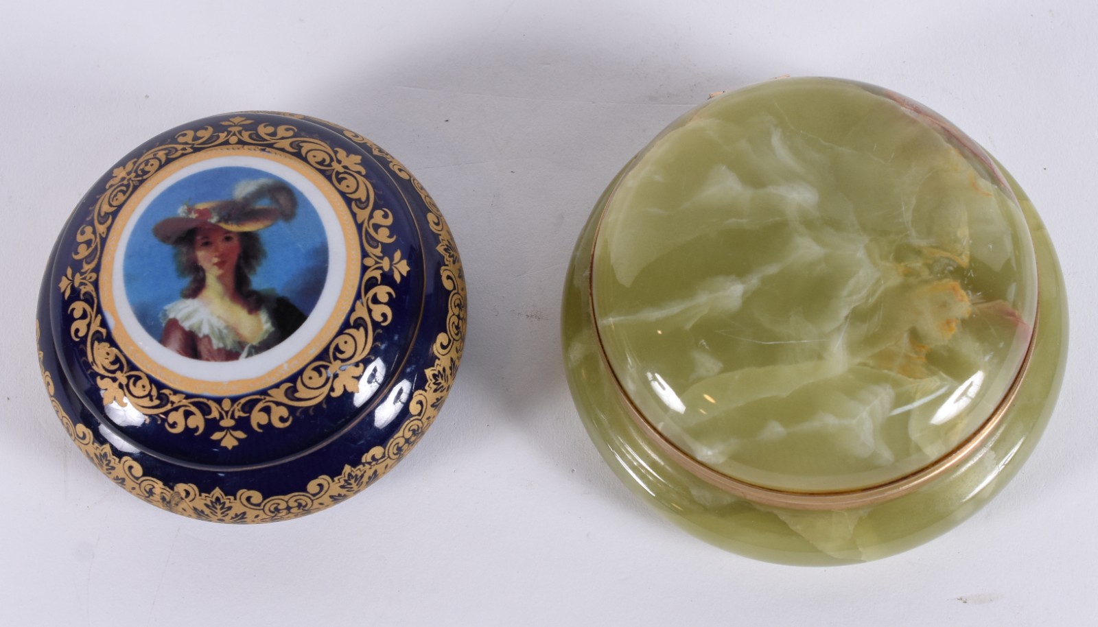 Dois pequenos portas joias, sendo um de porcelana Limoges na cor azul... - foto 3 de 6