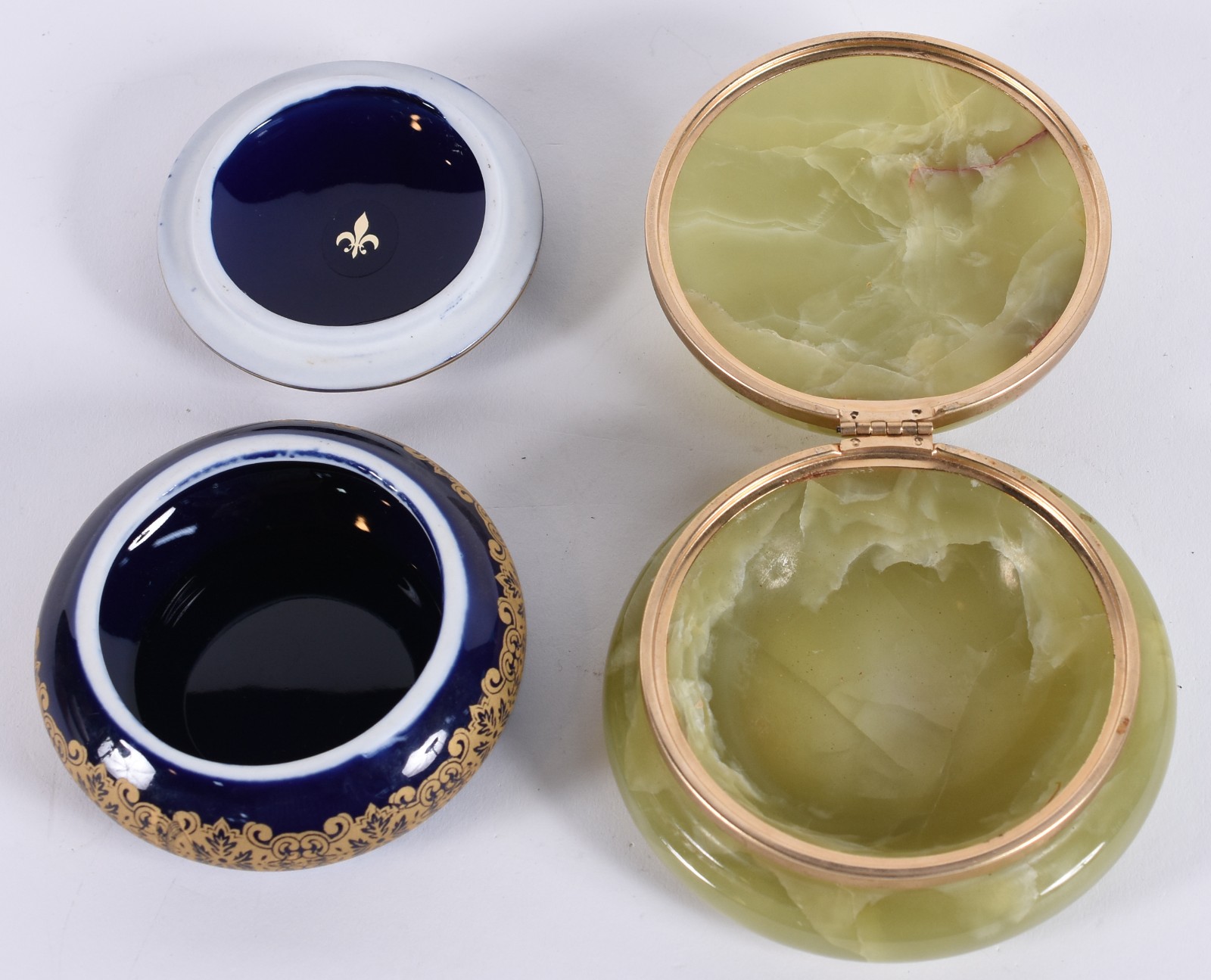 Dois pequenos portas joias, sendo um de porcelana Limoges na cor azul... - foto 4 de 6