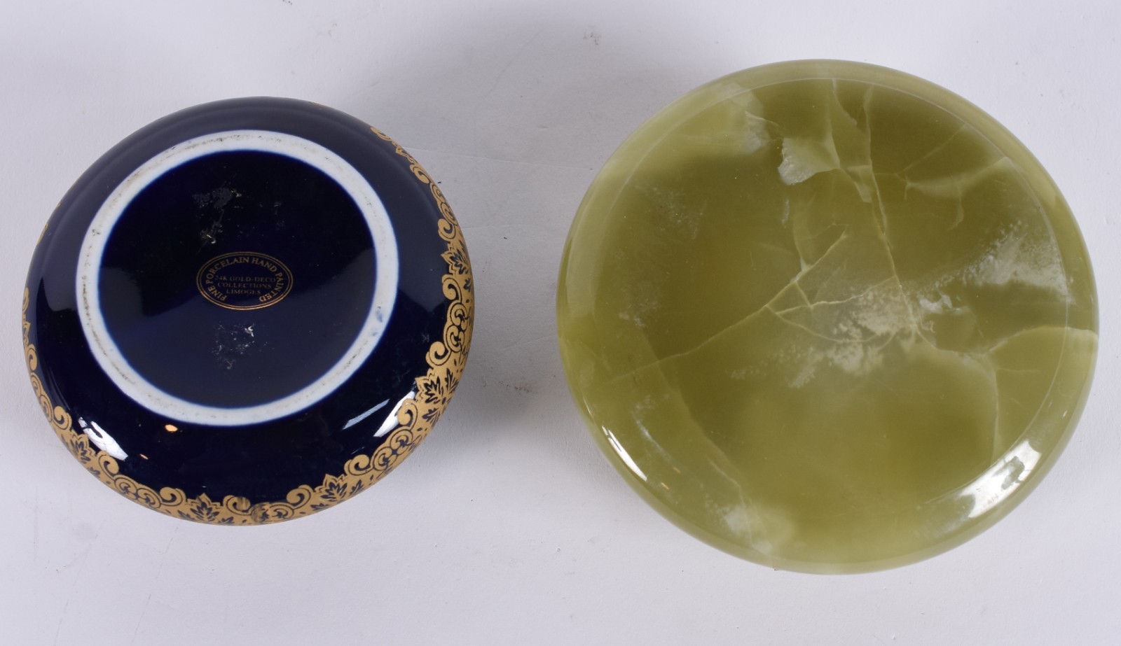 Dois pequenos portas joias, sendo um de porcelana Limoges na cor azul... - foto 5 de 6
