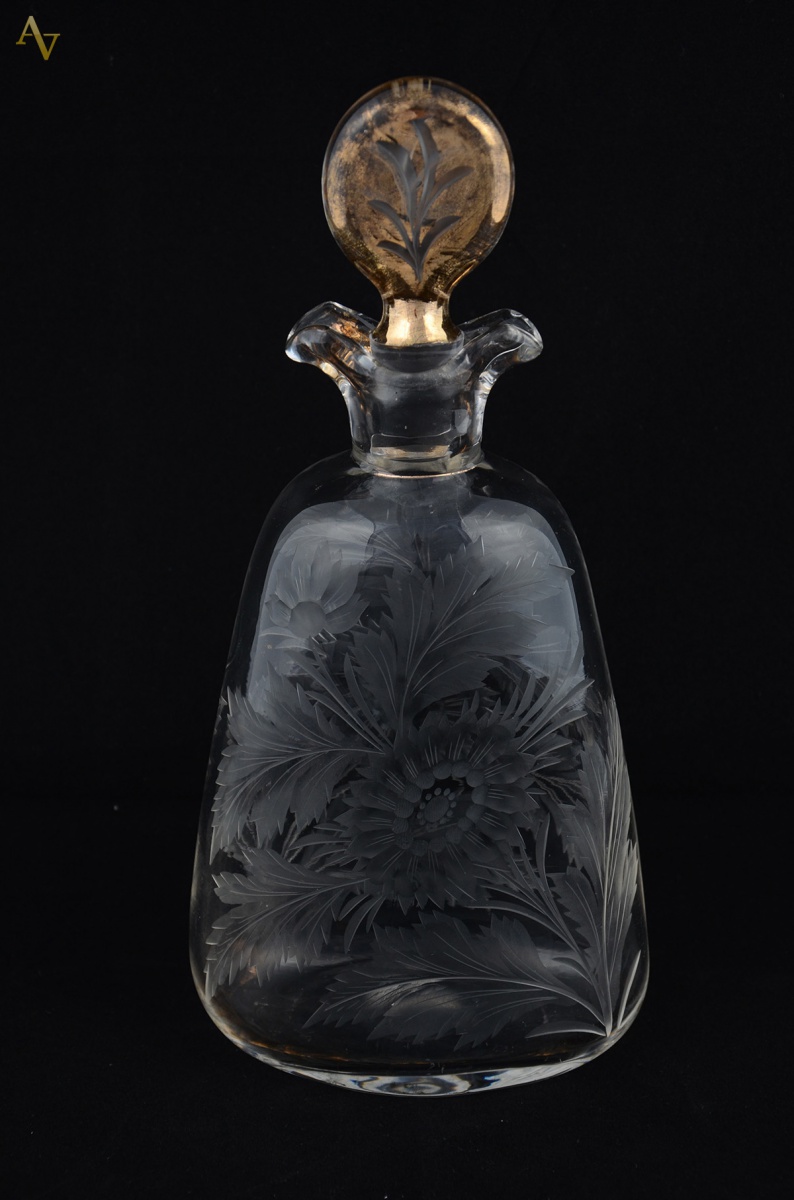 Garrafa perfumeiro em demi cristal trabalhado com flores lavradas...