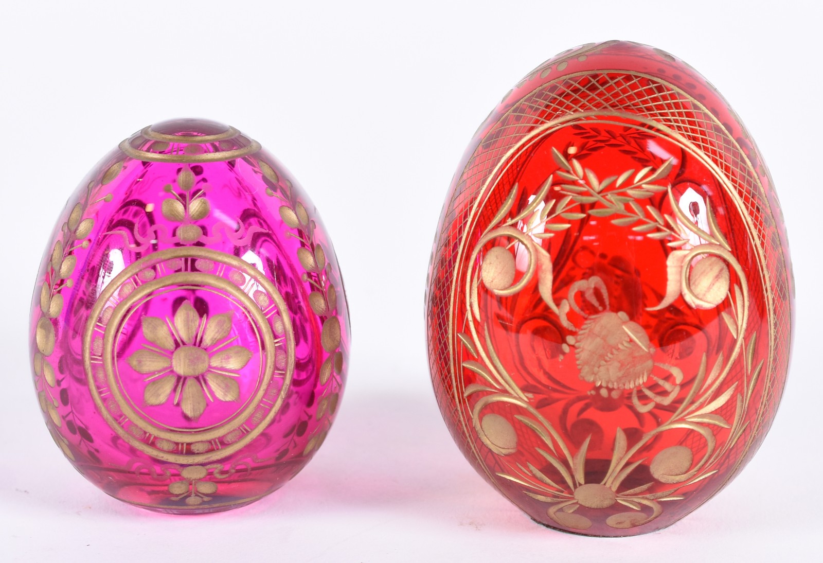 Dois "Ovos" de cristal russo com gravações em dourado, sendo um rosa... - foto 1 de 5