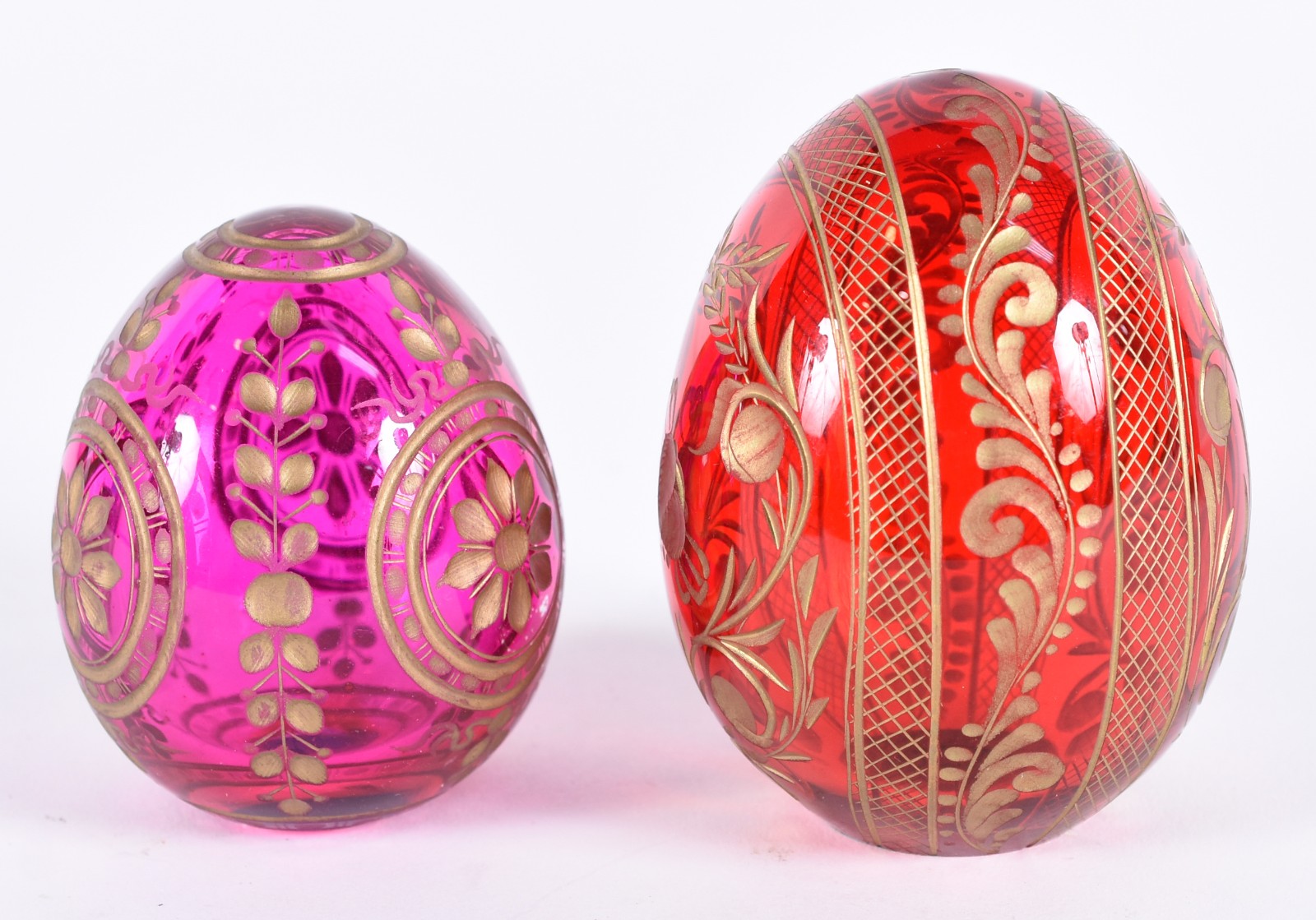 Dois "Ovos" de cristal russo com gravações em dourado, sendo um rosa... - foto 2 de 5