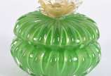 Bomboniere de murano italiano na cor verde trab... - Bomboniere de murano italiano na cor verde trabalhado em gomos, pega na forma de flor com pó de ouro (pega quebrada e colada). Década de 60.