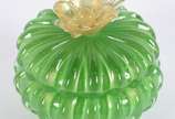Bomboniere de murano italiano na cor verde trab... - Bomboniere de murano italiano na cor verde trabalhado em gomos, pega na forma de flor com pó de ouro (pega quebrada e colada). Década de 60.