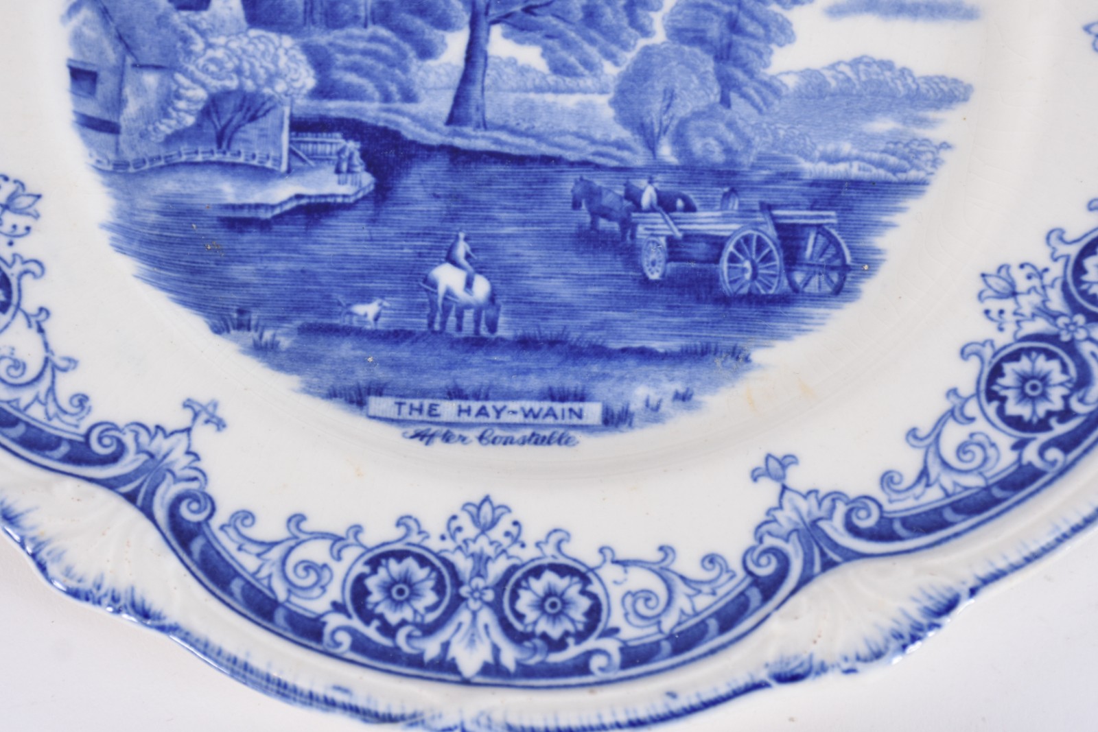 Jarra de cerâmica anos 50 e 14 pratos de porcelana de diversas... - foto 2 de 11