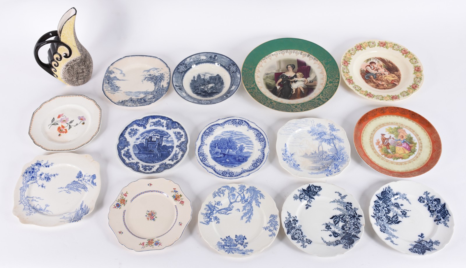 Jarra de cerâmica anos 50 e 14 pratos de porcelana de diversas... - foto 1 de 11