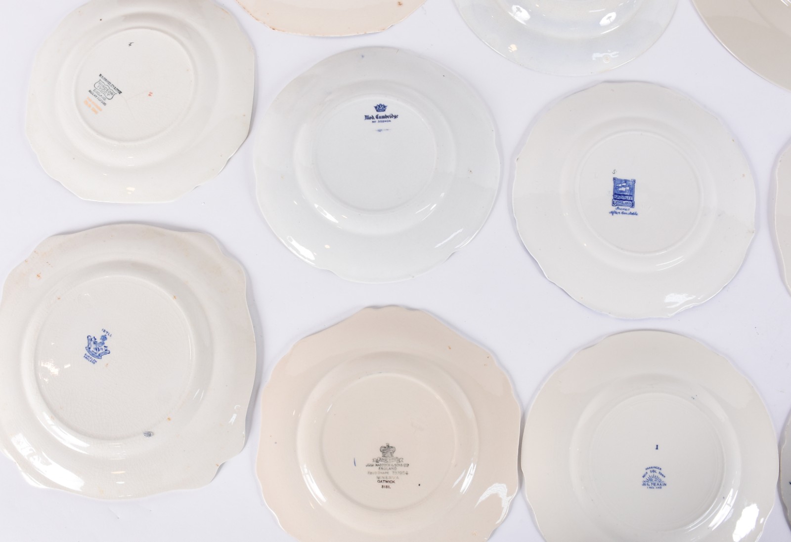 Jarra de cerâmica anos 50 e 14 pratos de porcelana de diversas... - foto 8 de 11