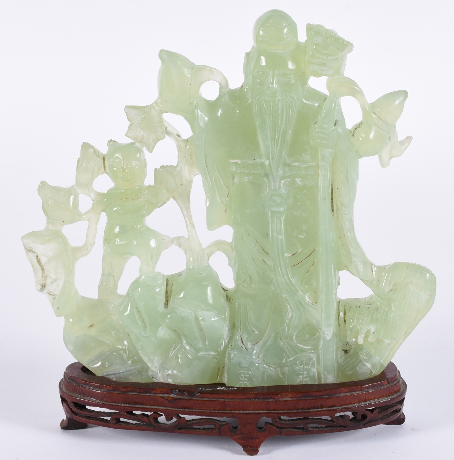 Escultura de jade representando sábio com criança, base de madeira. - foto 1 de 5