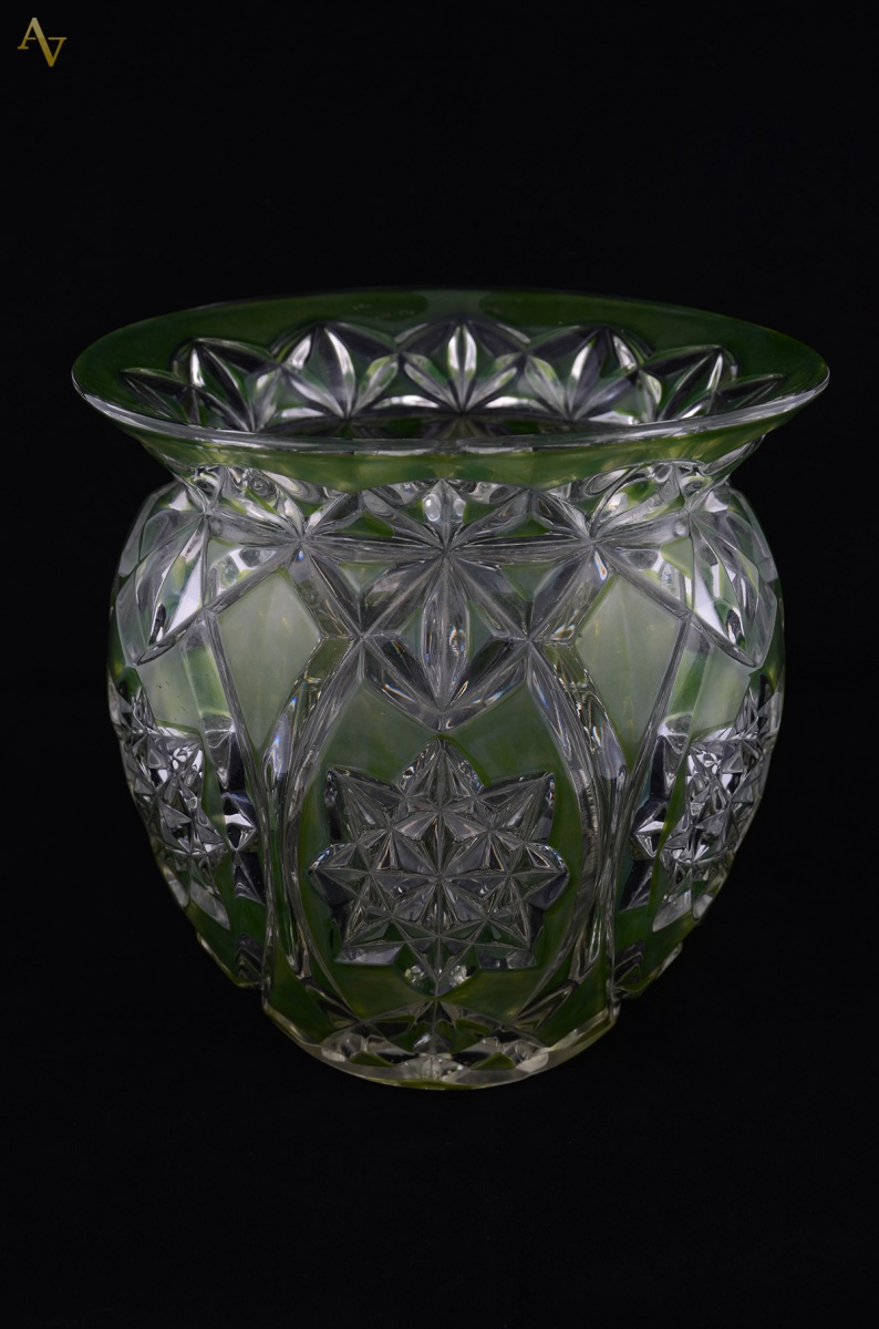 Grande vaso double na cor verde lapidado. Alt. 23 cm