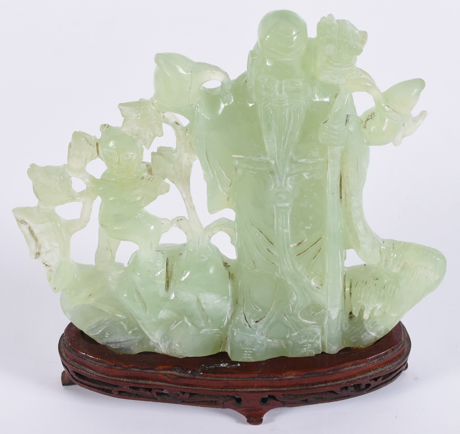 Escultura de jade representando sábio com criança, base de madeira. - foto 2 de 5